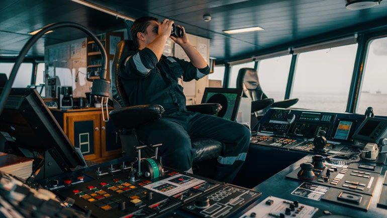 10 instrumentos de navegación imprescindibles que nunca deben faltarte en el mar